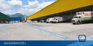 GBArmazéns Imagem pátio fachada caminhões Bandeirantes I
